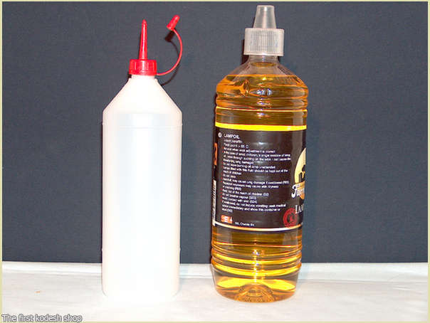 כל תשמישי הקדושה ימין: בקבוק שמן פרפין להדלקת נרות חנוכה, במגוון צבעים
שמאל: בקבוק עם מזלף למזיגה קלה