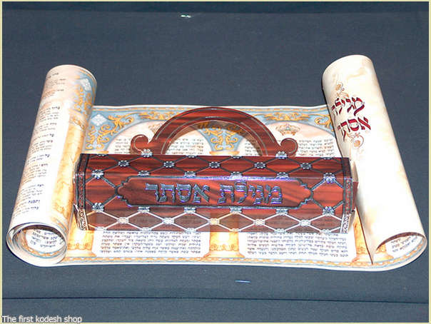 לוח מגילת אסתר מגוללת מנייר עבה דמוי קלף עם עיצוב עמודים וכתרים, באריזת בריסטול דמוי עץ לפורים, לילדים ולמשלוח מנות
