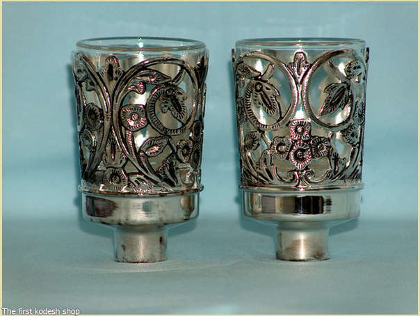 כל תשמישי הקדושה זוג פמוטות זכוכית עם מחזיק מוכסף, לנריות או להדלקה בשמן