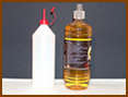 ימין: בקבוק שמן פרפין להדלקת נרות חנוכה, במגוון צבעים
שמאל: בקבוק עם מזלף למזיגה קלה לחץ לצפיה בהגדלה